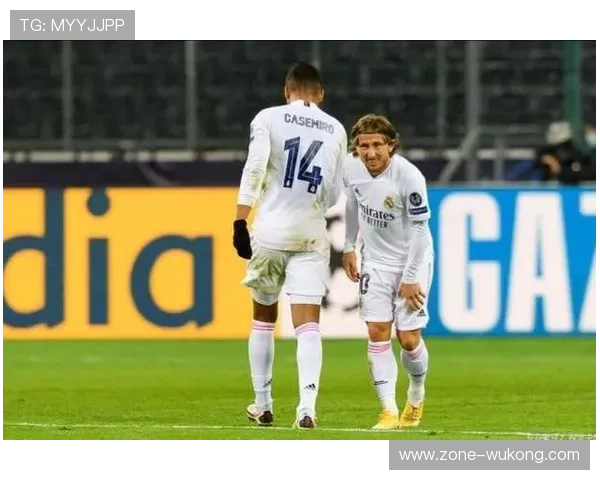 卡马文加与克罗斯：出球能力及中场组织结构对比分析