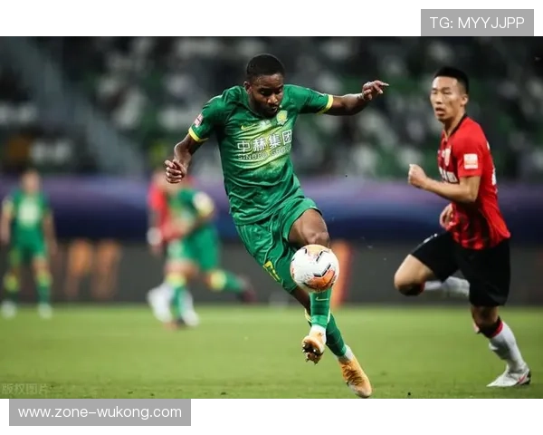 快速任意球规则：不需裁判哨声，球一动即生效并可判越位